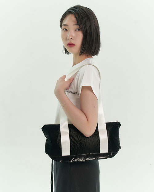 yoonseul shoulder bag (glossy black)